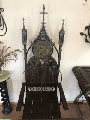 Кресло - трон из кованного металла и дерева лиственницы в готическом стиле